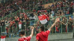 suporter-timnas-indonesia-sedang-memberikan-semangat-kepada-para-pemain-di-stadion-patriot.jpg