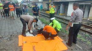 tertabrak-kereta-ketabrak-kereta.jpg