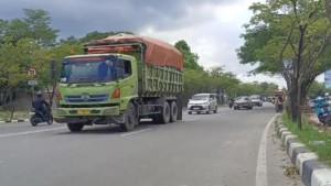 truk-tambang-melintas-di-jalan-raya-Syekh-Nawawi.jpg