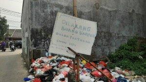 tumpukan-sampah-di-tps-liar-di-serua-tangerang-selatan.jpg