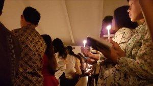 umat-katolik-di-cijantung-yang-sedang-mengikuti-ibadah-malam-paskah.jpg