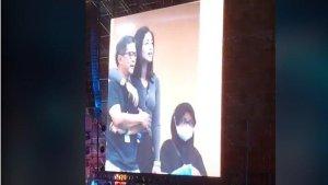 wanita-cantik-yang-rangkul-rocky-gerung-saat-nonton-konser-dewa-19-bikin-penasaran-netizen.jpg