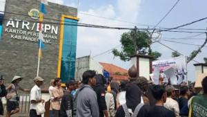 warga-Desa-Rancapinang-Demo-kantor-BPN-Pandeglang.jpg
