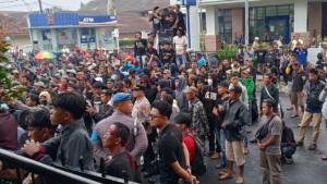 warga-Rancapinang-demo-Kantor-Bupati-Pandeglang.jpg