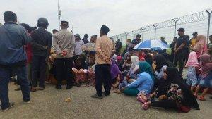 warga-memblokir-akses-jalan-utama-menuju-bandara-internasional-soekarno-hatta.jpg