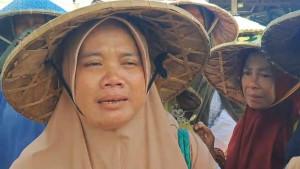 warga-rancapingang-nangis.jpg