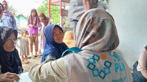 warga-tersenyum-periksa-kesehatan-gratis-pln-uid-banten.jpg