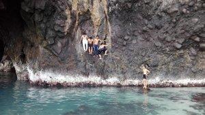 wisatawan-lompat-dari-atas-tebing-ke-kolam-air-laut-di-goa-kelelawar-yang-berada-di-pulau-shangiang.jpg