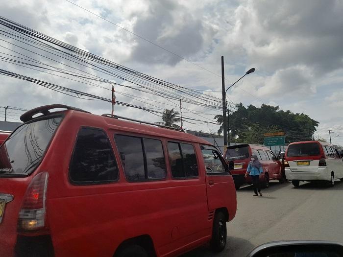 Angkutan-Umum-di-Jalan-Raya-Cikande-Serang.jpg