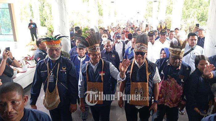Anies-Baswedan-terlihat-menyapa-masyarakat-di-Bandara-Sentani-Jayapura.jpg