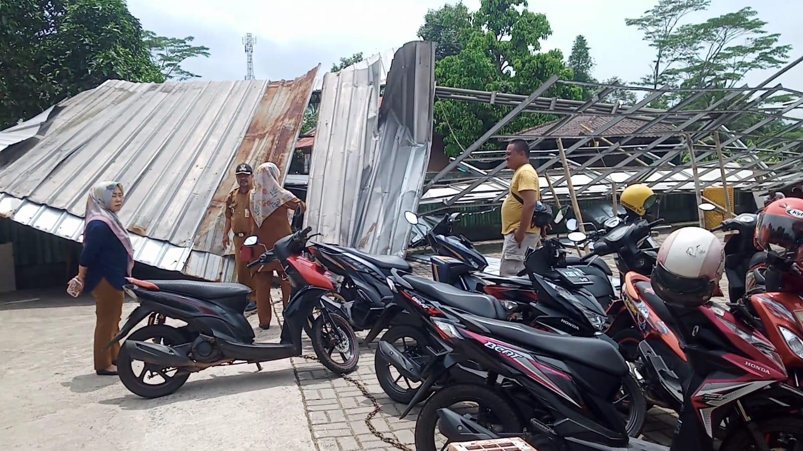 Angin Puting Beliung Hantam SMKN 2 Pandeglang, Belasan Motor Siswa Tertimpa Atap Bangunan