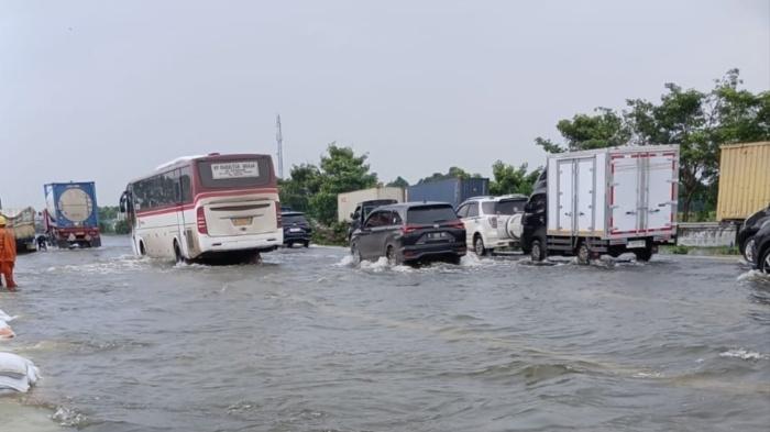 Banjir-Tol-Tangerang-Merak-Jumat-asdad.jpg