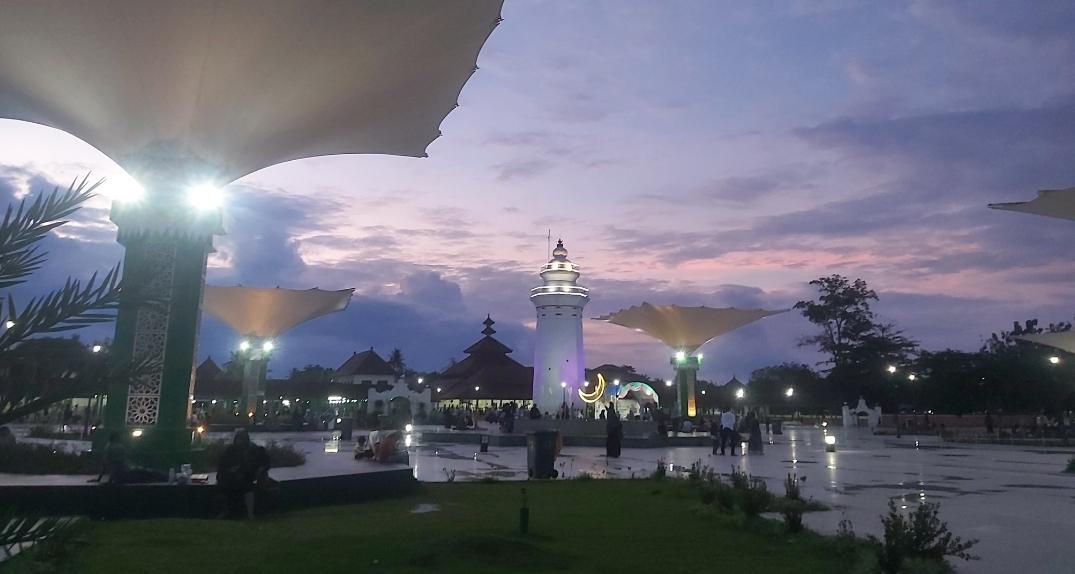 Banten-Lama-dengan-menara-Masjid-Agung-Banten-yang-simbolik.jpg