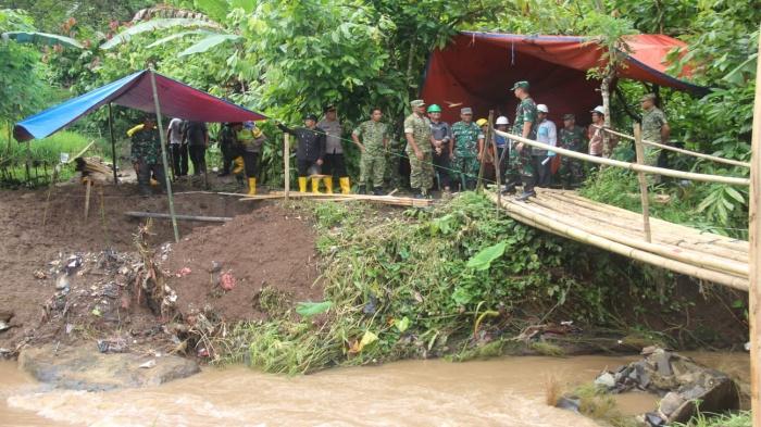 Danrem-Maulana-Yusuf-Cek-JEmbatan-Gantung.jpg