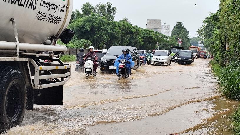 Foto-Akses-Jalan-Raya-Serang-Cilegon-terendam-banjir.jpg