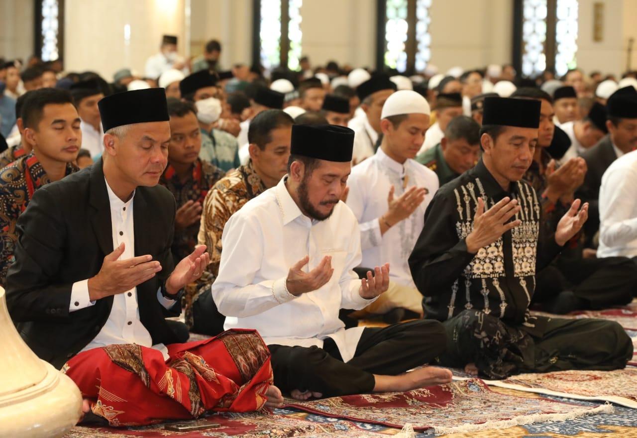 Ganjar-Pranowo-Salat-Ied-bareng-Jokowi.jpg