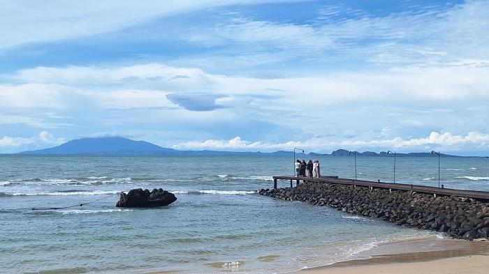 Gunung-Rajabasa-Pantai-Anyer-Sabtu.jpg