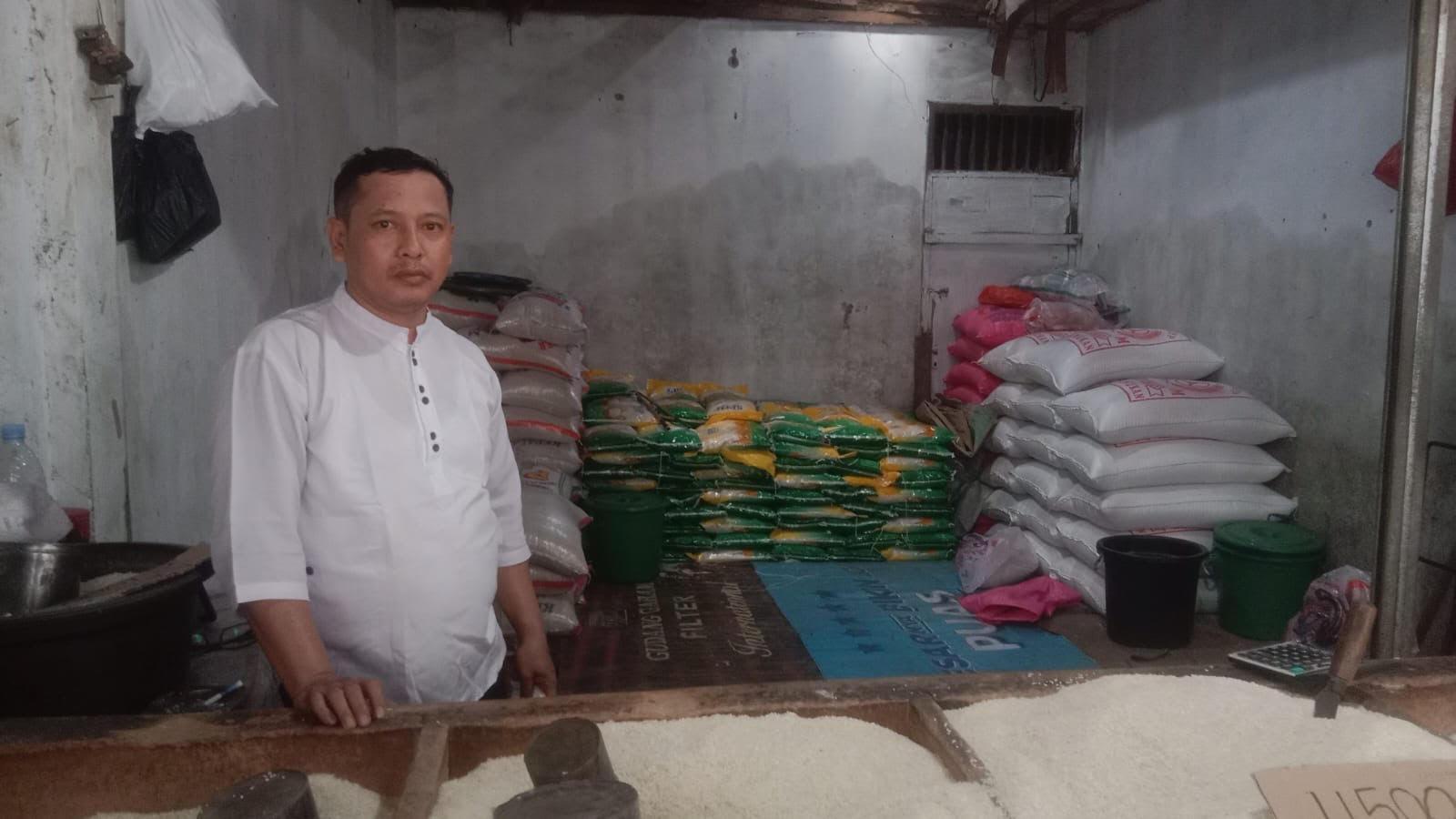 HARGA-BERAS-Seorang-pedagang-beras-di-Pasar-Ciruas-K.jpg