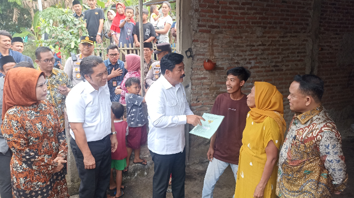 Menteri ATR/BPN 10 Bagikan Sertifikat PTSL Langsung ke Warga Kabupaten Serang