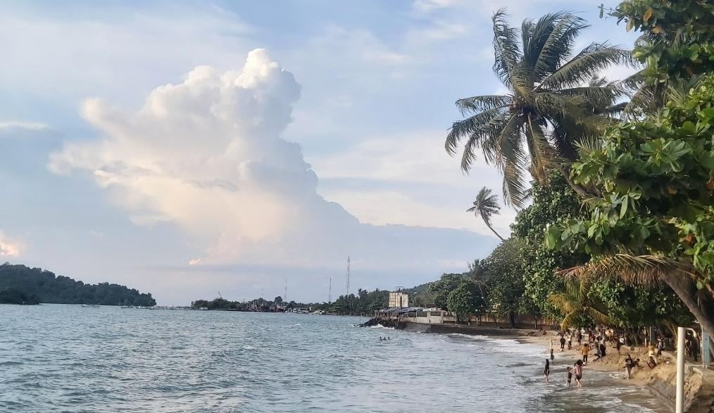 Hotel-Merak-Beach-di-lihat-dari-pinggir-laut.jpg