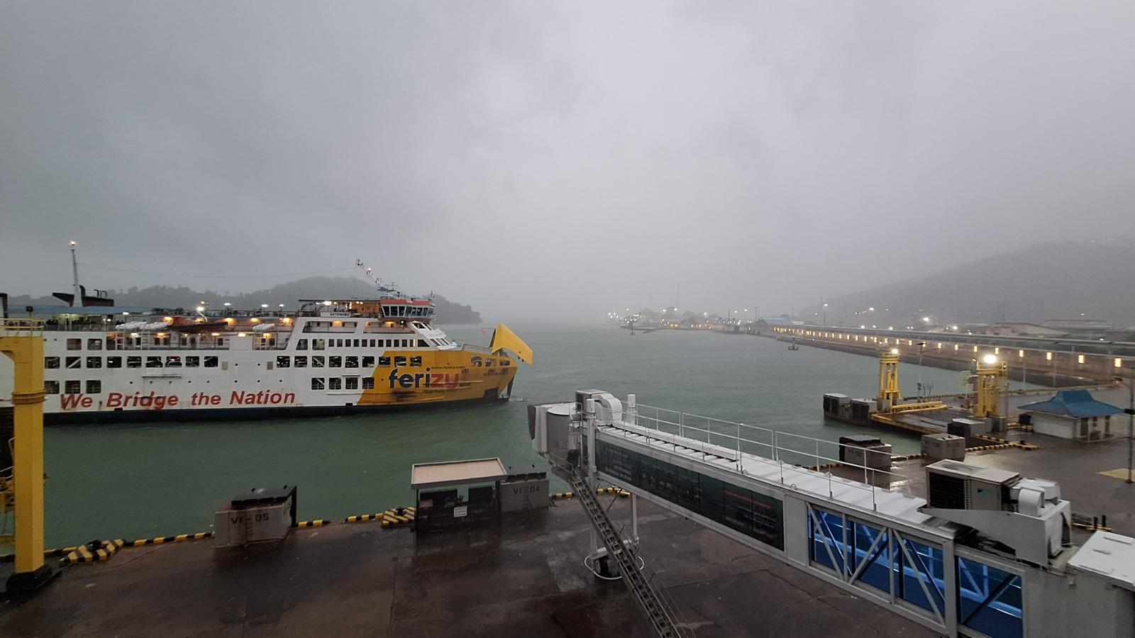Hujan-lebat-mengguyur-Pelabuhan-Merak.jpg