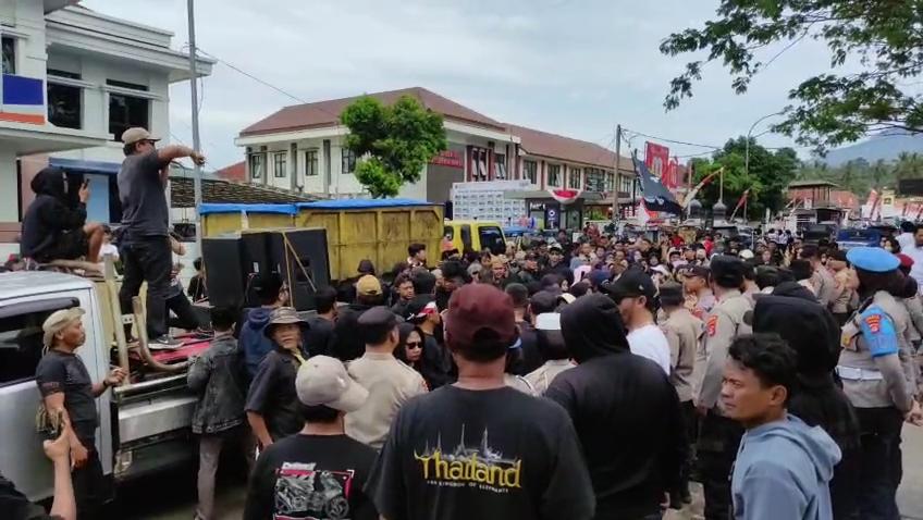 Kantor-bupati-pandeglang-digruduk-warga.jpg
