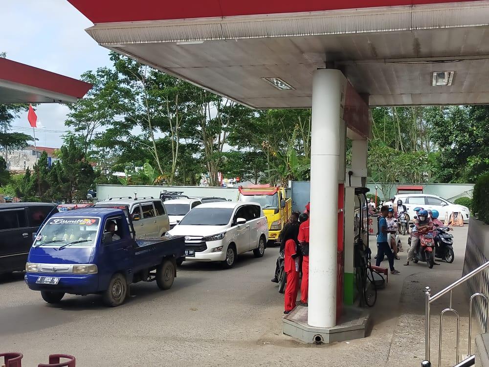 Keadaan-di-SPBU-Mandala-Kecamatan-Cibadak-Kabupaten-Lebak-Sabtu.jpg