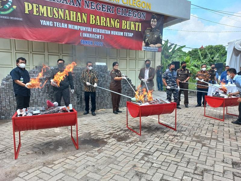 Kejaksaan-Negeri-Kota-Cilegon-memusnahkan-barang-bukti.jpg