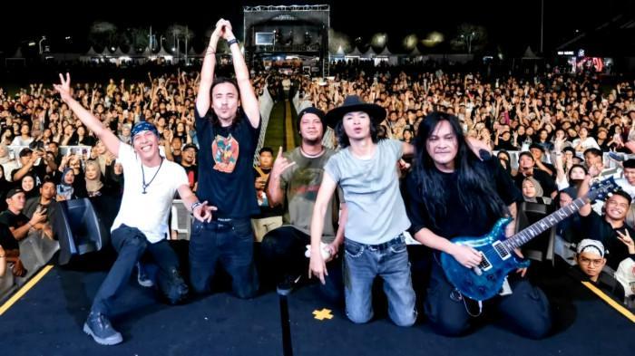 LOH-KOK-TUM-BAND.jpg