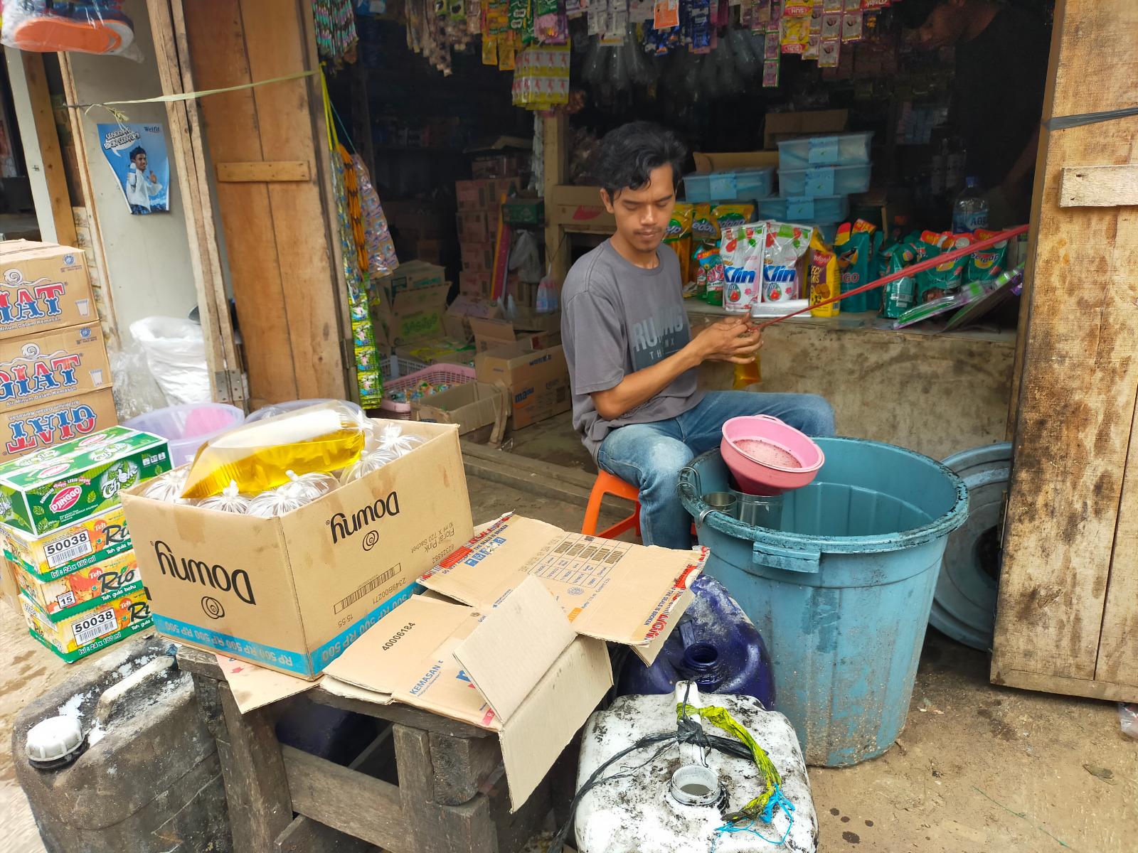 Minyakita Langka, Warga Lebak Beralih Gunakan Minyak Goreng Curah