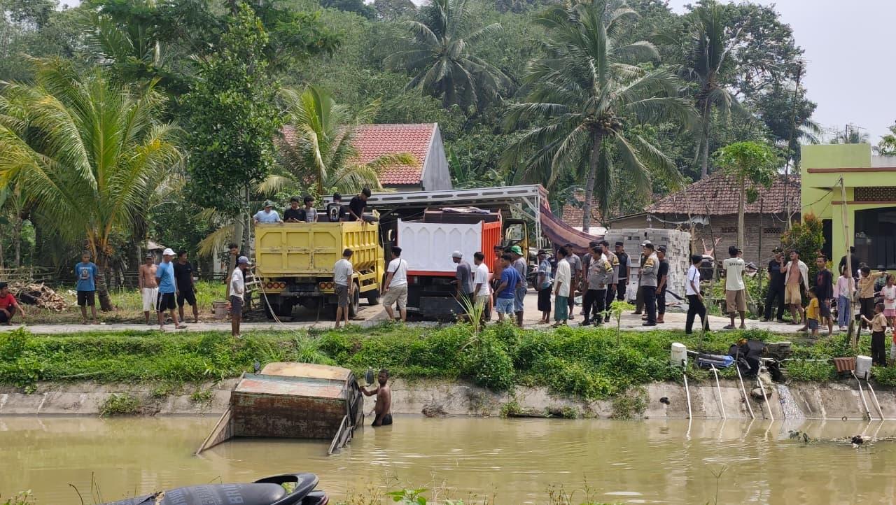 Mobil-jatuh-di-kali-pamarayan.jpg
