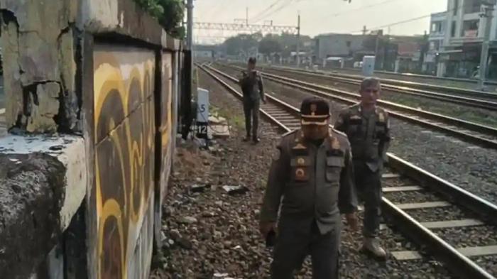 PASANGAN-MESUM-VIRAL-Petugas-Satpol-PP-mendatangi-lokasi-viral.jpg