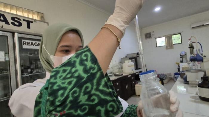 Petugas-UPTD-laboratorium-lingkungan-DLH-Kota-Serang.jpg
