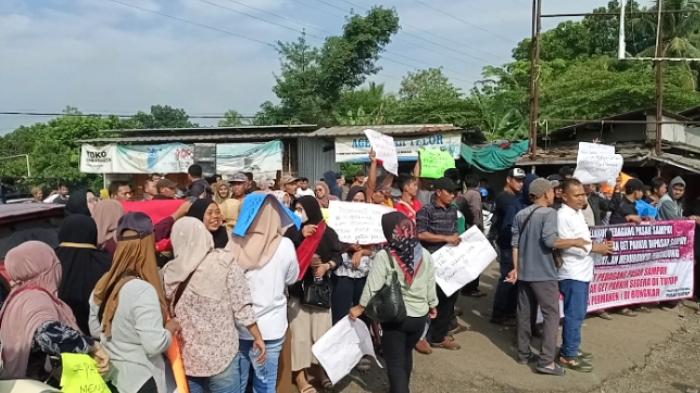 Ratusan-pendagang-di-Pasar-Sampay-Kecamatan-Warunggunung.jpg