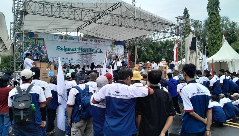Ribuan-buruh-dari-beberapa-federasi-serikat-pekerja-di-Kota-Cilegon-menggelar-peringatan-Hari-Buruh.jpg