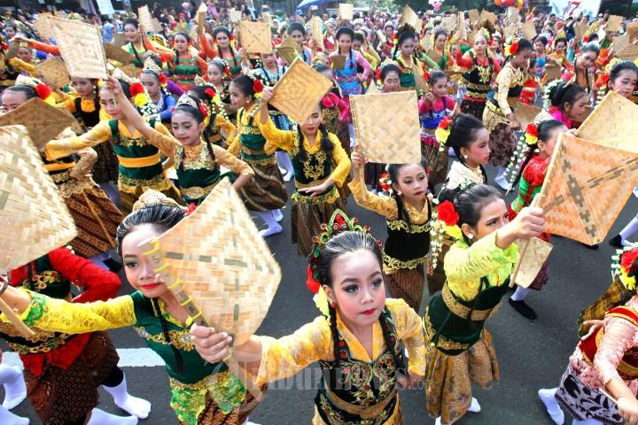 Ribuan-penari-membawakan-tarian-Ronggeng-Geber-Bandung.jpg