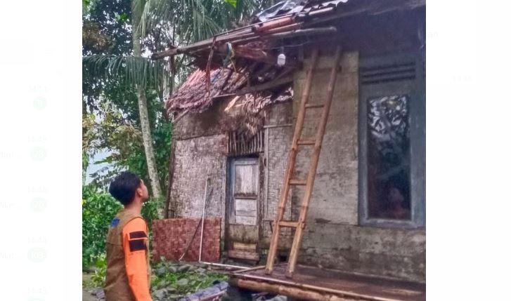 Rumah-yang-rusak-akibat-puting-beliung-di-Desa-Hariang-dan-Desa-Sinarjaya.jpg