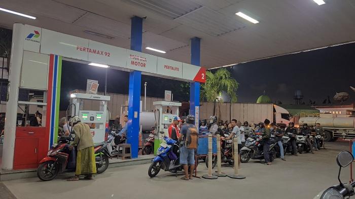 SPBU-Krenceng-Antre-BBM-Jumat-Malam-asda.jpg