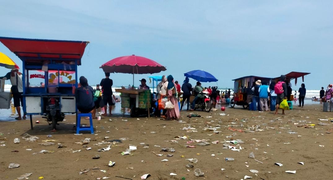 Suasana-di-Pantai-Bagedur-saat-H4-liburan-Lebaran-2542023.jpg