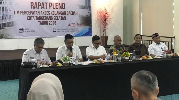 TPAKD-Tengah-baju-putih-Wakil-Wali-Kota-Tangerang-Selatan-membuka-Rapat-Pleno.jpg