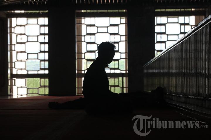 Umat-Muslim-melakukan-salat-saat-menjalankan-ibadah-puasa-di-Masjid-Istiqlal.jpg