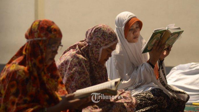 Umat-muslim-membaca-Al-Quran.jpg