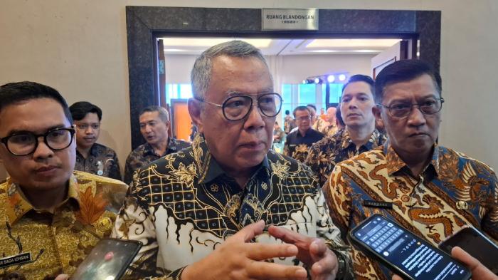 Wali-Kota-Tangerang-Selatan-Benyamin-Davnie-tengah.jpg