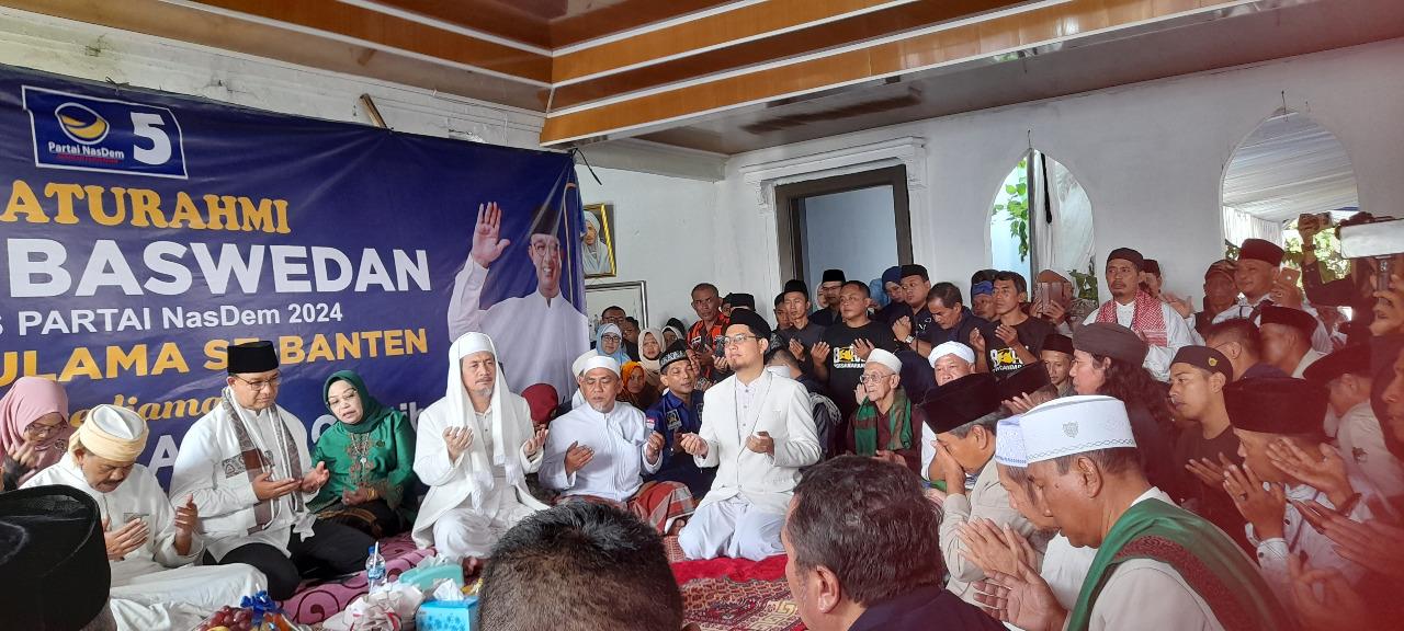 Warga-antusias-menyambut-kedatangan-Anies-Baswedan.jpg
