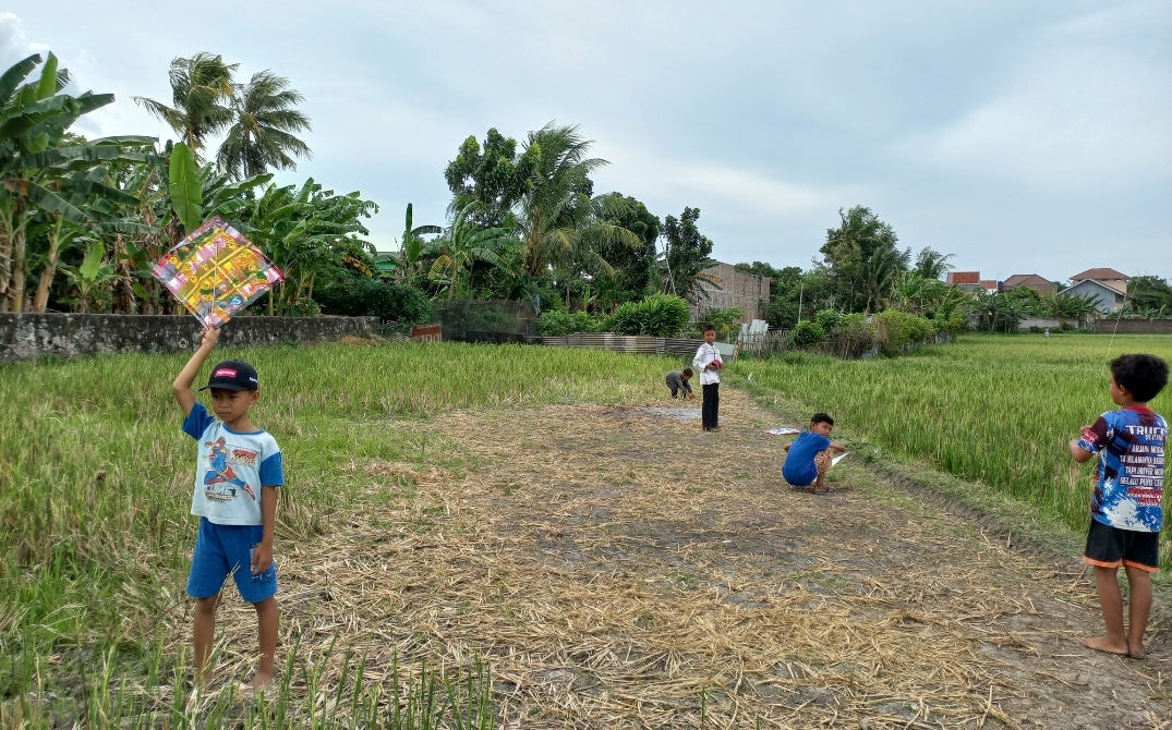 anak-anak-kampung-margagiri-kabupaten-serang-ngabuburit-sambil-bermain-layangan.jpg