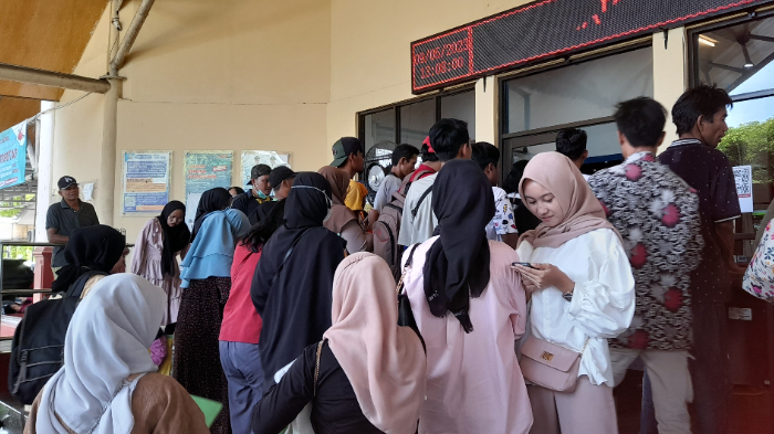 Membludak! Warga Rela Antre Berjam-jam di Kantor Disdukcapil Kota Serang Demi Bikin KTP dan KK