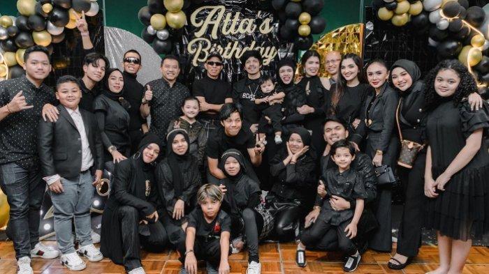atta-halilintar-berfoto-bersama-keluarga-di-perayaan-ulang-tahun-ke-28.jpg