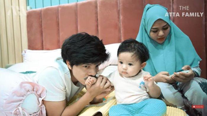 atta-halilintar-dan-aurel-hermansyah-berikan-ameena-kalung-untuk-meredakan-sakit-saat-tumbuh-gigi.jpg