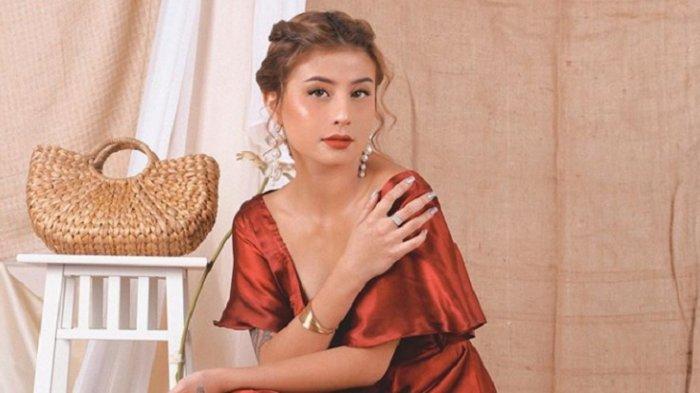 Pegang Benda Ini di Hari Pertama Ramadan, Selebgram Awkarin Dituding Warganet Tidak Puasa