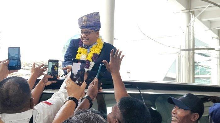 bakal-calon-presiden-yang-diusung-partai-nasdem-anies-baswedan-melambaikan-tangan.jpg